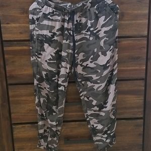 Olive green camo pants with pockets